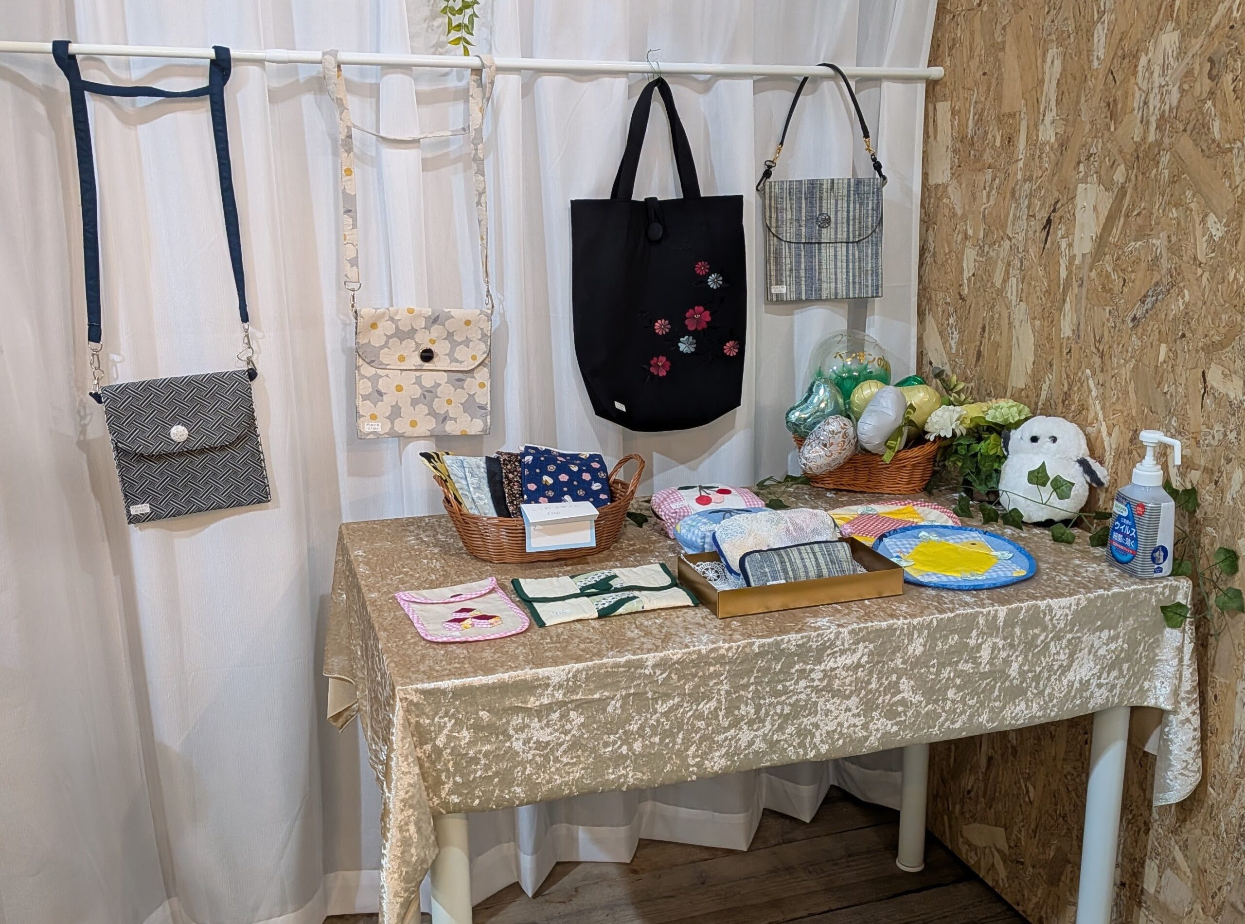 占い館ペンギンの森の店内で販売中のハンドメイド布小物の写真